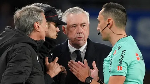 Ancelotti se alia a Mbappé em reclamação no Real Madrid. Foto: Juan Manuel Serrano Arce/Getty Images