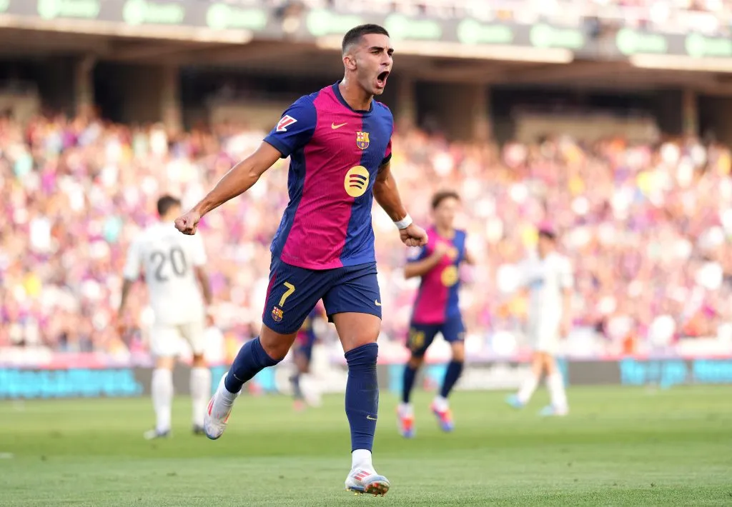 Ferran Torres em campo pelo Barcelona (Alex Caparros/Getty Images)