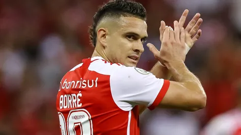 Rafael Borré, cotado no Palmeiras, é aprovado para reforçar outro grande clube (Photo by Pedro H. Tesch/Getty Images)