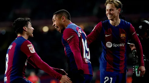 Vitor Roque ao lado de jogadores do Barcelona comemorando gol