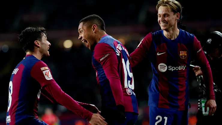 Vitor Roque ao lado de jogadores do Barcelona comemorando gol