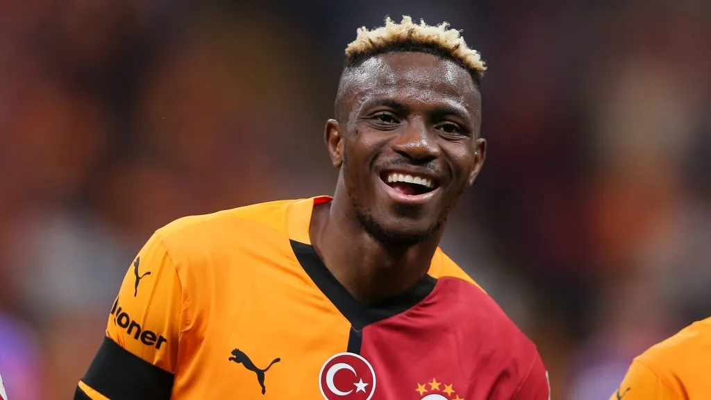 Osimhen, de camisa laranja e vinho, alvo do Arsenal (Photo by Ahmad Mora/Getty Images)