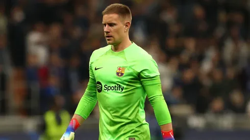 Enquanto o clube se organiza para o futuro com novas opções no gol, Ter Stegen ainda avalia com médicos e especialistas se passará novamente por uma operação. (Photo by Marco Luzzani/Getty Images)