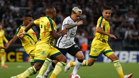 Fagner com a posse de bola em partida entre Corinthians e Mirassol. Foto: SPP Sport Press Photo. / Alamy Stock Photo