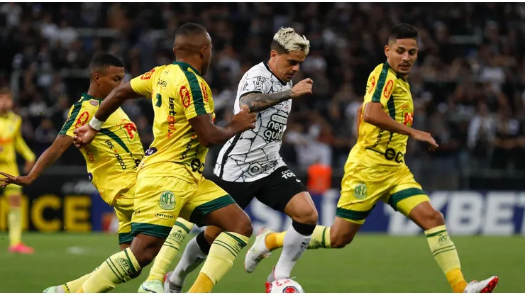 Fagner com a posse de bola em partida entre Corinthians e Mirassol. Foto: SPP Sport Press Photo. / Alamy Stock Photo