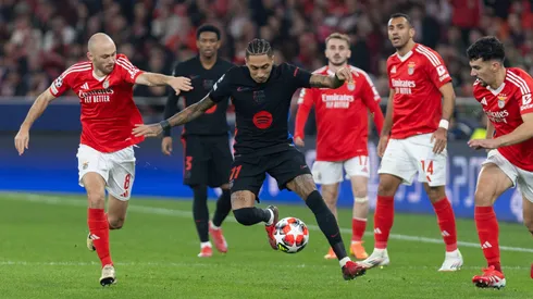 Raphinha pressionado pela marcação em partida entre Barcelona e Benfica. Foto: Alexandre Sousa / Alamy Stock Photo
