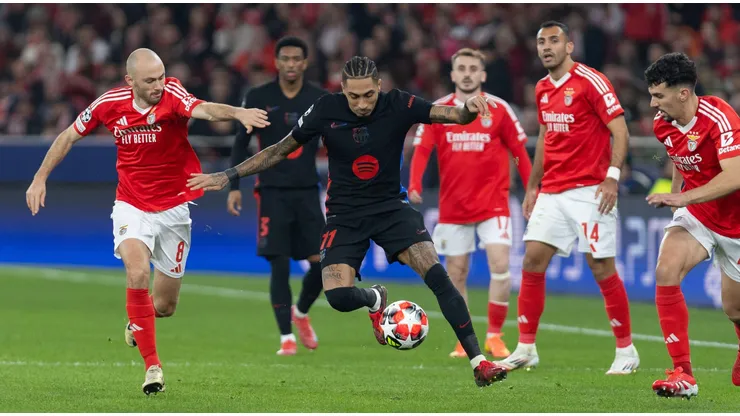 Raphinha pressionado pela marcação em partida entre Barcelona e Benfica. Foto: Alexandre Sousa / Alamy Stock Photo