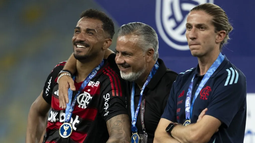 Danilo, Boto e Filipe Luis comemorando título do Flamengo.  Foto: Jorge Rodrigues/AGIF