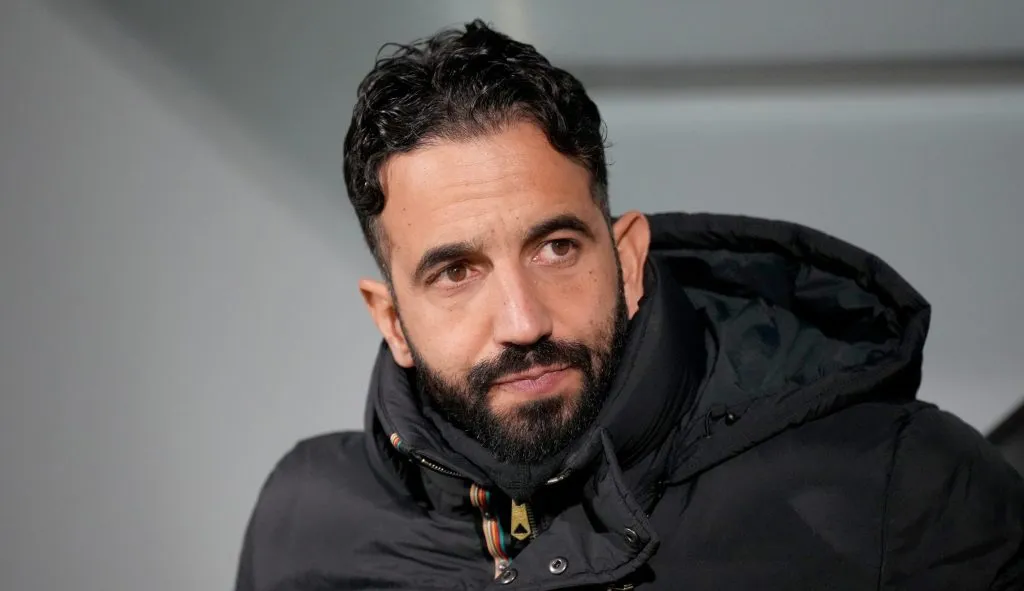 Ruben Amorim, de jaqueta preta, treinador do Manchester United. (Photo by Gabriel Kuchta/Getty Images)