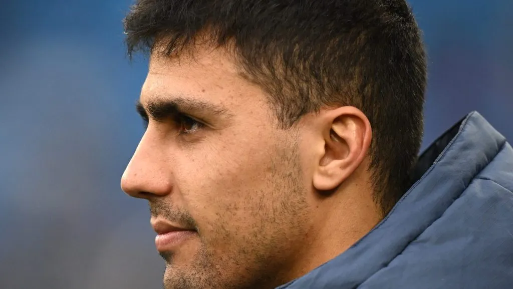 Rodri, do Manchester City, observa antes da partida da Premier League entre Manchester City FC e West Ham United FC no Etihad Stadium em 4 de janeiro de 2025, em Manchester, Inglaterra. (Foto por Gareth Copley/Getty Images)