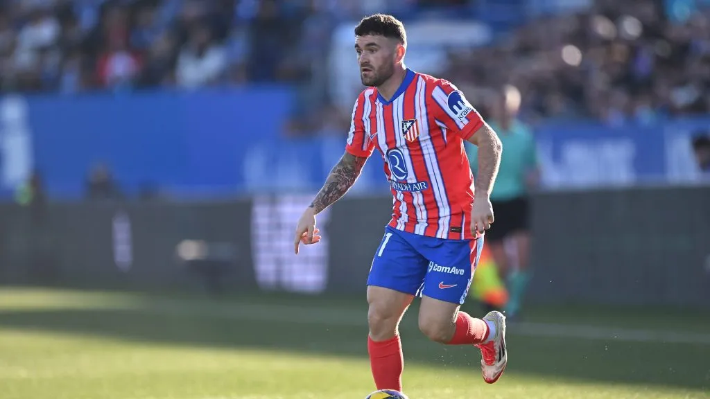 Javi Galán em jogo do Atlético de Madrid. Foto: Denis Doyle/Getty Images