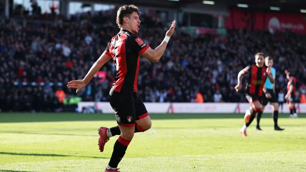 Kerkez em jogo do Bournemouth. Foto: Ryan Pierse/Getty Images