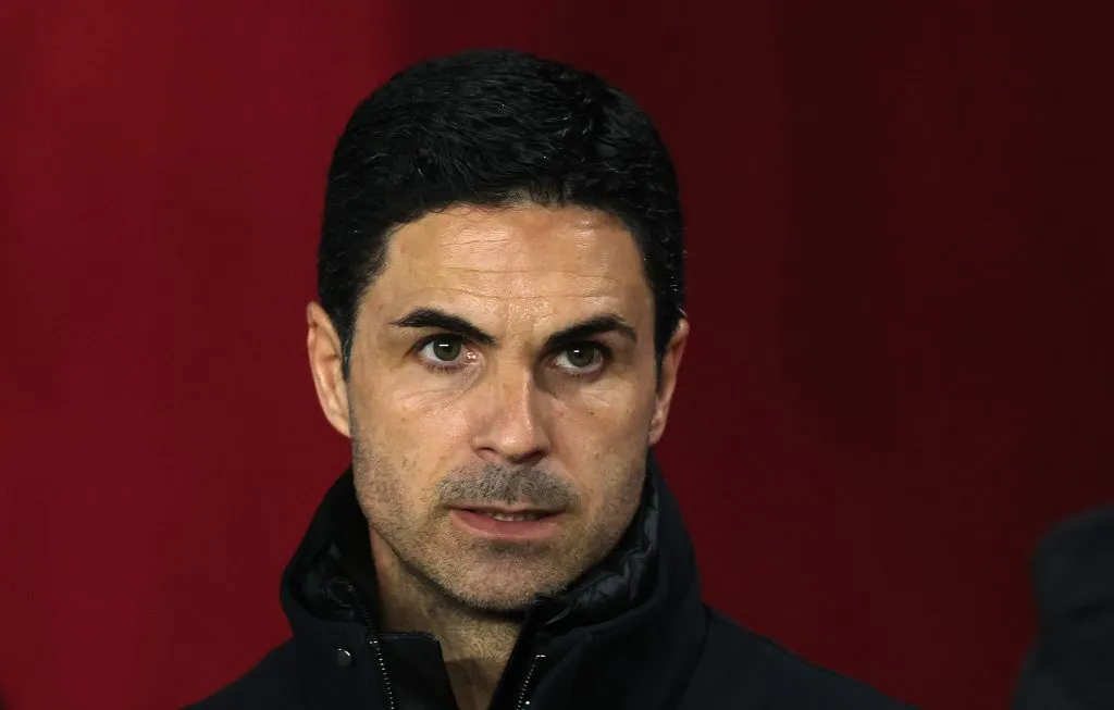 Arteta de casaco preto