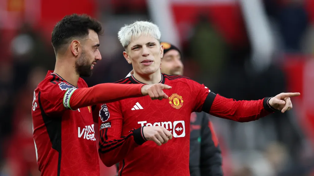 Bruno Fernandes e Alejandro Garnacho conversando pelo Manchester United (Photo by Clive Brunskill/Getty Images)