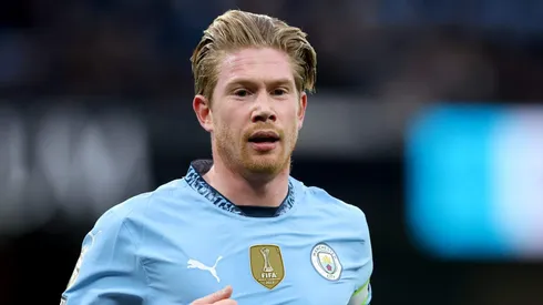 O belga, motivado pela Copa do Mundo de 2026, quer provar que ainda pode atuar em alto nível, enquanto o clube avalia uma renovação diante das mudanças no elenco. (Foto de Carl Recine/Getty Images)