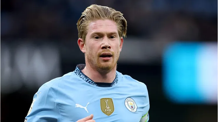 O belga, motivado pela Copa do Mundo de 2026, quer provar que ainda pode atuar em alto nível, enquanto o clube avalia uma renovação diante das mudanças no elenco. (Foto de Carl Recine/Getty Images)