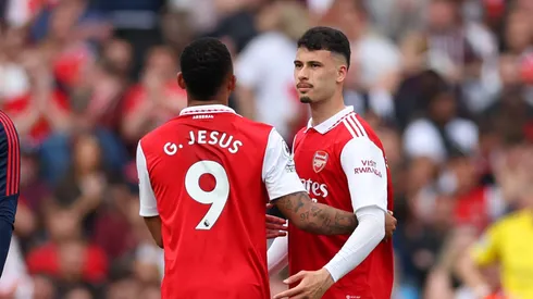 Gabriel Martinelli e Gabriel Jesus durante jogo do Arsenal