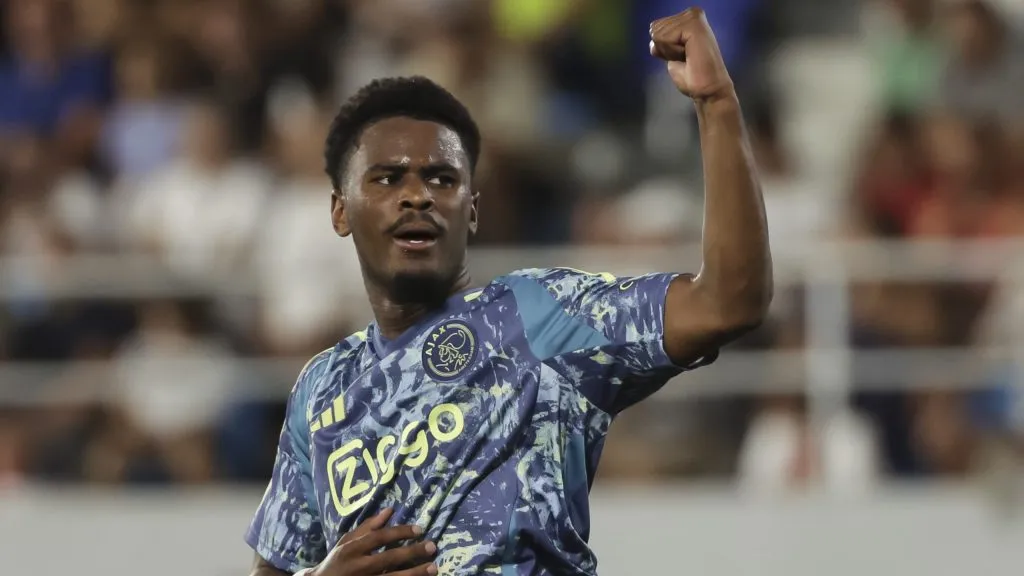 Jorrel Hato em jogo do Ajax. Foto: Srdjan Stevanovic/Getty Images