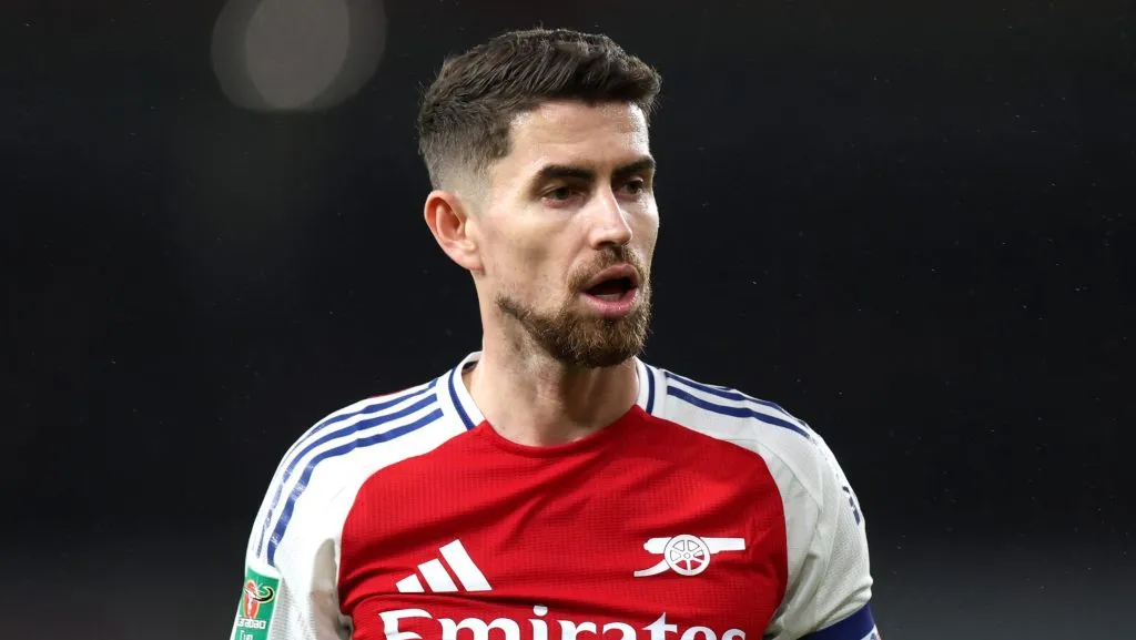 Jorginho, de camisa vermelha, do Arsenal e alvo do Flamengo. (Photo by Alex Pantling/Getty Images)
