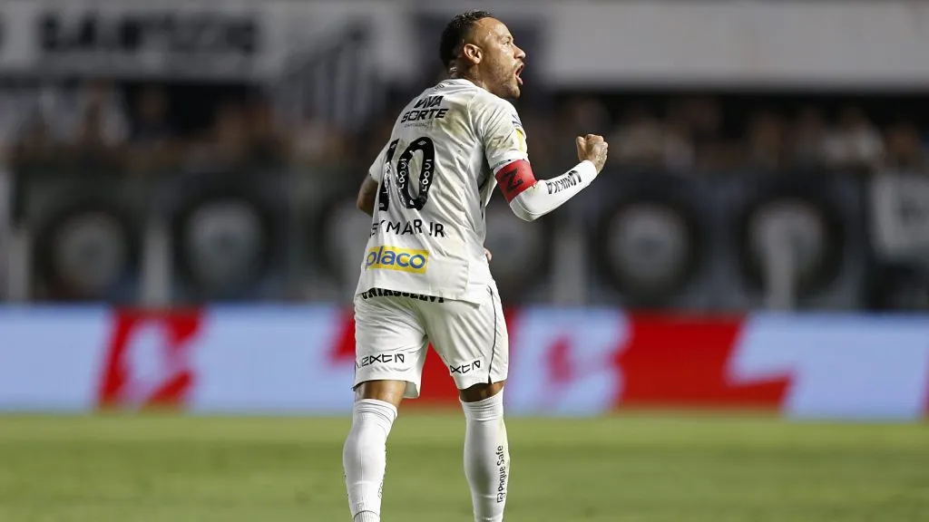 Neymar comemorando gol na partida contra o RB Bragantino. Foto: Miguel Schincariol/Getty Images