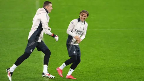 Lunin e Modric no aquecimento de jogo do Real Madrid. Foto: Molly Darlington