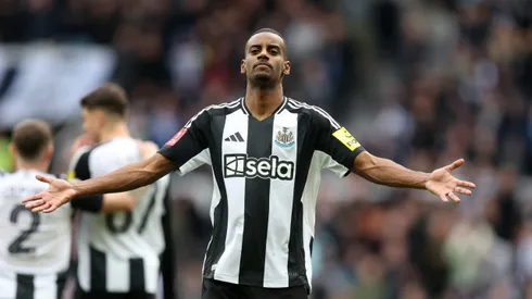 Isak em jogo do Newcastle. Atacante está na mira do Al-Hilal. Foto: George Wood/Getty Images