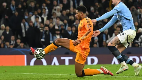Bellingham marca o gol da classificação para oitavas de final da Champions League. Foto: Michael Regan/Getty Images