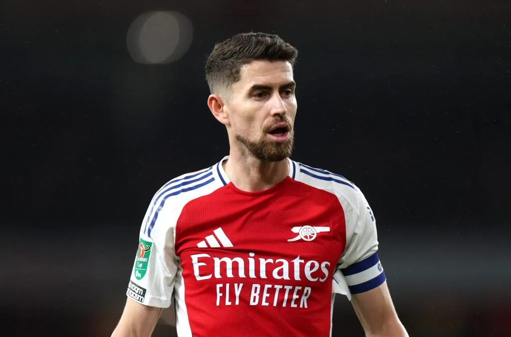 Jorginho, de camisa branca e vermelha do Arsenal 