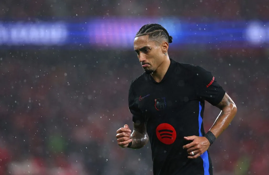Raphinha em campo pelo Barcelona (Carlos Rodrigues/Getty Images)