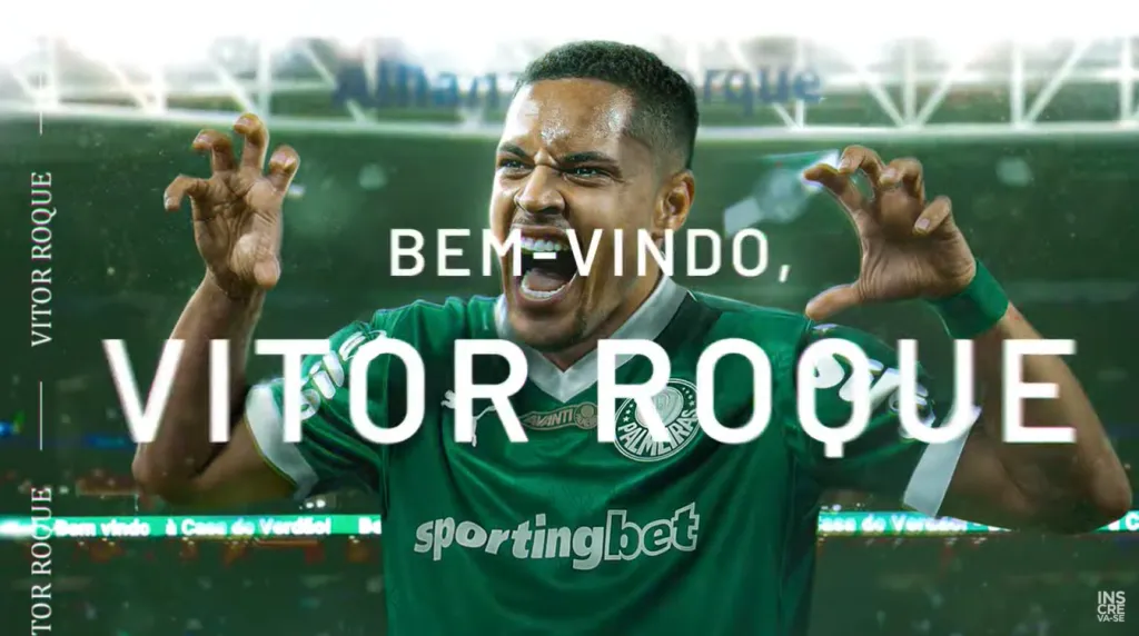 Vitor Roque, de camisa verde, com escudo do Palmeiras. Foto: Reprodução/Palmeiras