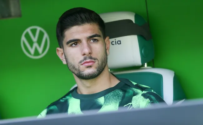 Konstantinos Koulierakis, de camisa verde, do Wolfsburg, alvo do Liverpool (Photo by Selim Sudheimer/Getty Images)