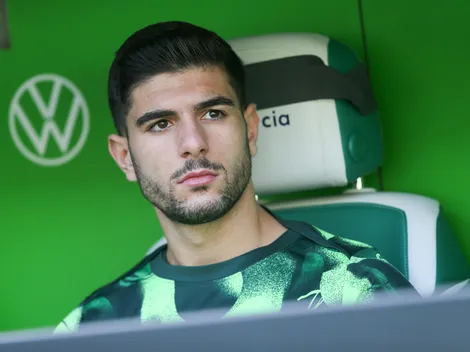 Tottenham mira contratação de Konstantinos Koulierakis, alvo do Liverpool