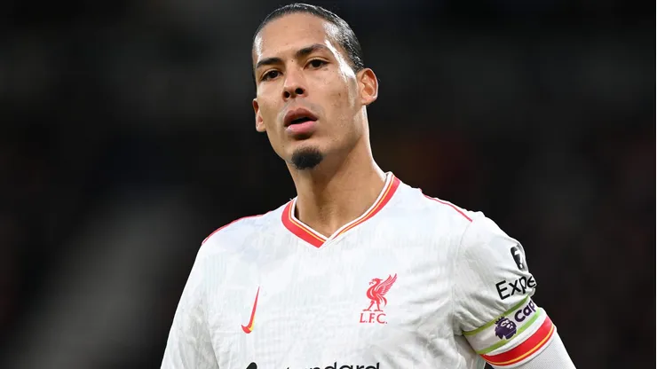 Van Dijk, zagueiro do Liverpool. Clube procura outro jogador e tem Konstantinos Koulierakis na mira (Photo by Mike Hewitt/Getty Images)