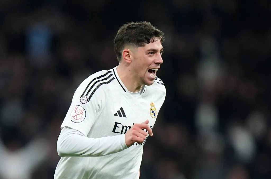Fede Valverde de camisa branca do Real Madrid (Photo by Angel Martinez/Getty Images)