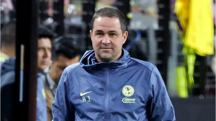 O técnico do Club América exige autonomia total e a permanência de sua comissão técnica, além de ter uma cláusula de rescisão de 15 milhões de dólares. (Foto de Ethan Miller/Getty Images)
