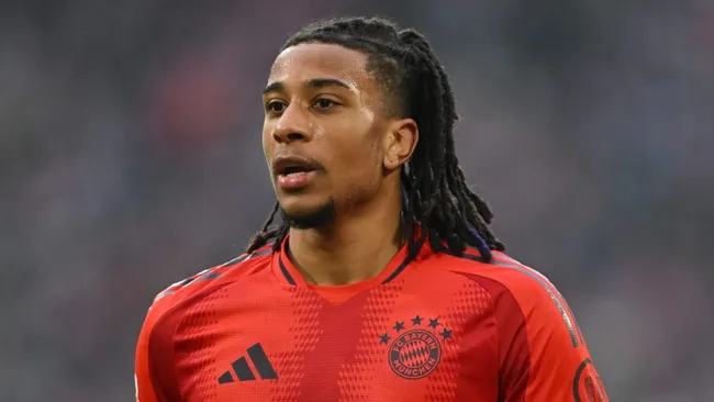 Michael Olise, do FC Bayern München, observa durante a partida da Bundesliga. Ele é alvo do Liverpool. (Foto de Sebastian Widmann/Getty Images)