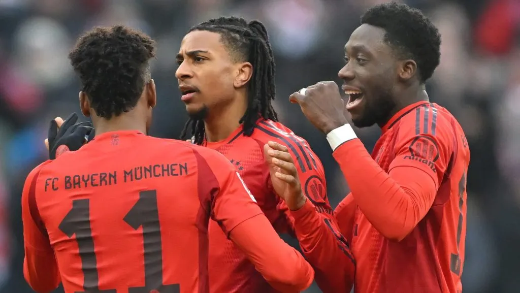 Michael Olise, do Bayern de Munique, comemora o gol de sua equipe, o segundo da partida, com os companheiros de time Kingsley Coman, Alphonso Davies e Leon Goretzka durante a partida da Bundesliga entre FC Bayern München e VfL Wolfsburg na Allianz Arena em 18 de janeiro de 2025, em Munique, Alemanha. (Foto de Sebastian Widmann/Getty Images)