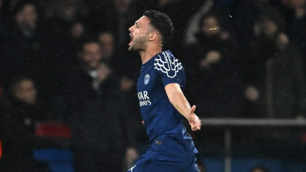 Gonçalo Ramos, do Paris Saint-Germain, comemora o gol de número quatro de sua equipe durante a partida da Fase de Grupos da UEFA Champions League 2024/25, MD7, entre Paris Saint-Germain e Manchester City, no Parc des Princes, em 22 de janeiro de 2025, em Paris, França. (Foto de Mike Hewitt/Getty Images)