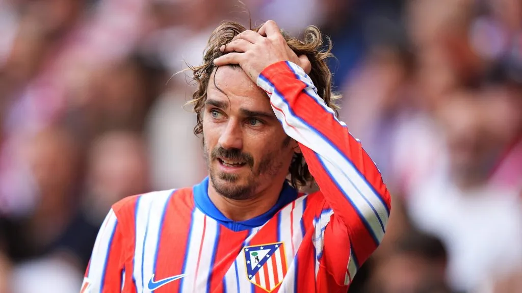 Griezmann com a camisa branca vermelha e azul do Atlético de Madrid