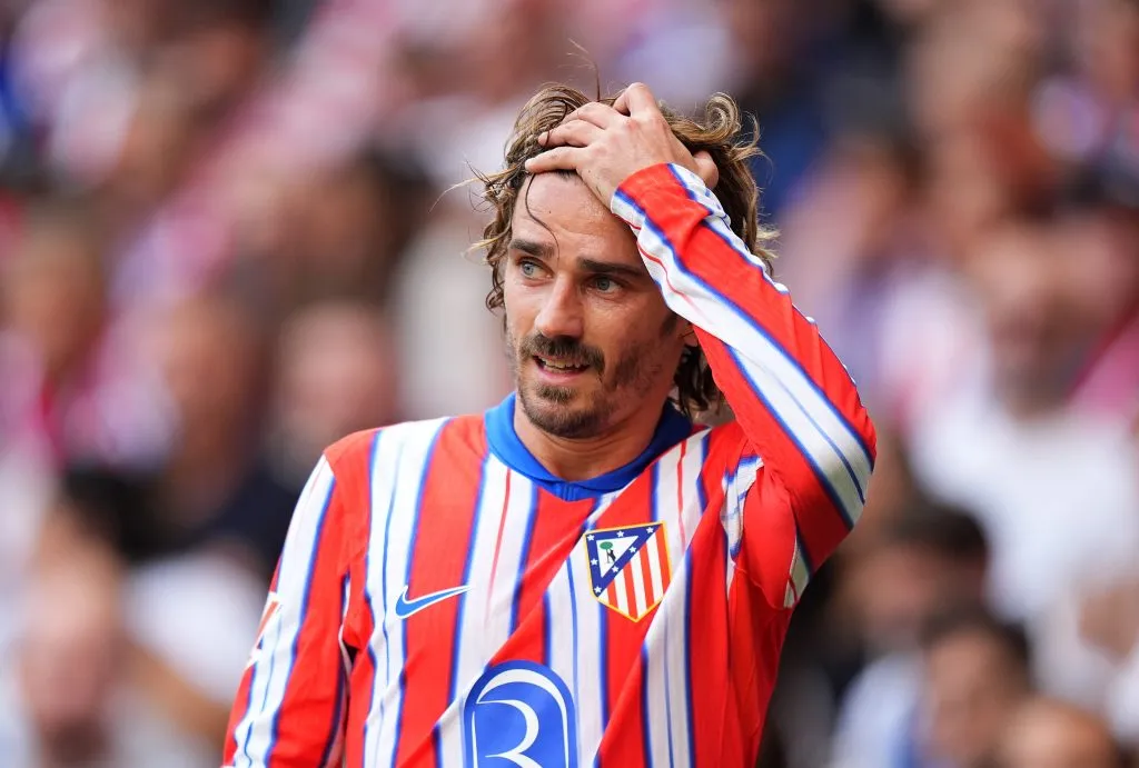 Griezmann, com a mão na cabeça, de camisa branca, azul e vermelha, do Atlético de Madrid. Foto: Angel Martinez/Getty Images