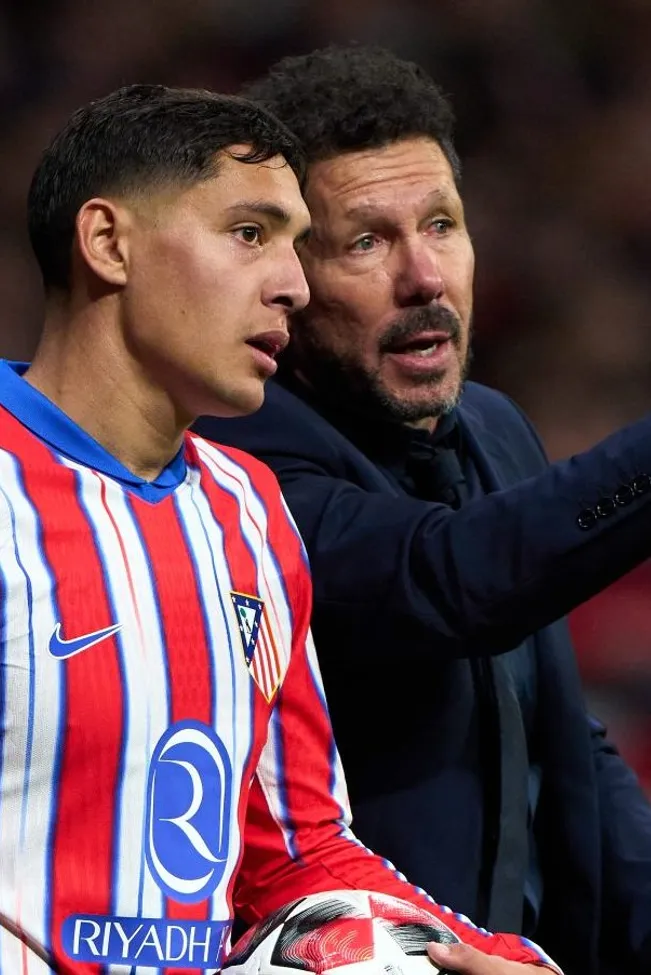 Diego Pablo Simeone, treinador do Atletico de Madrid,  conversa com Nahuel Molina em campo durante uma partida. Ele não hesitaria se o clube tivesse que se desfazer do atleta, mas caso realmente contrate um lateral-direito, segundo informações do portal Fichajes (Photo by Angel Martinez/Getty Images)