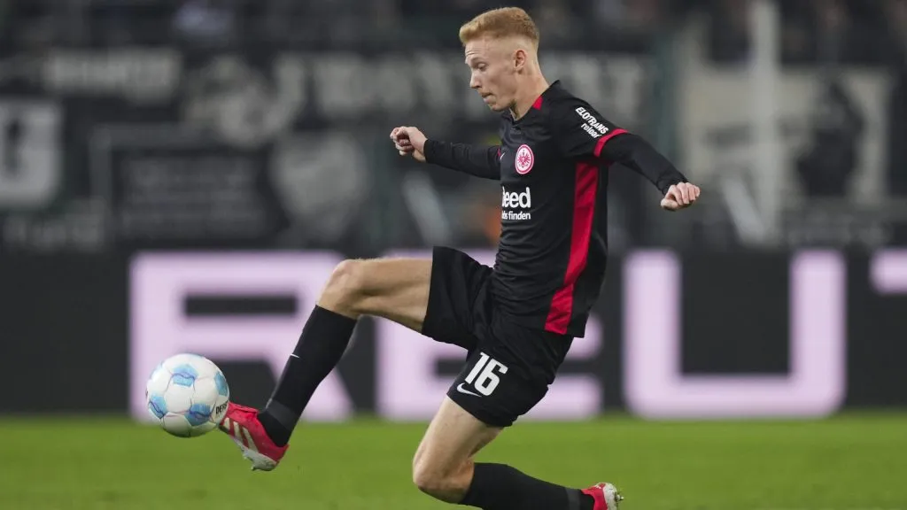 Hugo Larsson em jogo do Eintracht Frankfurt. Foto: Pau Barrena/Getty Images