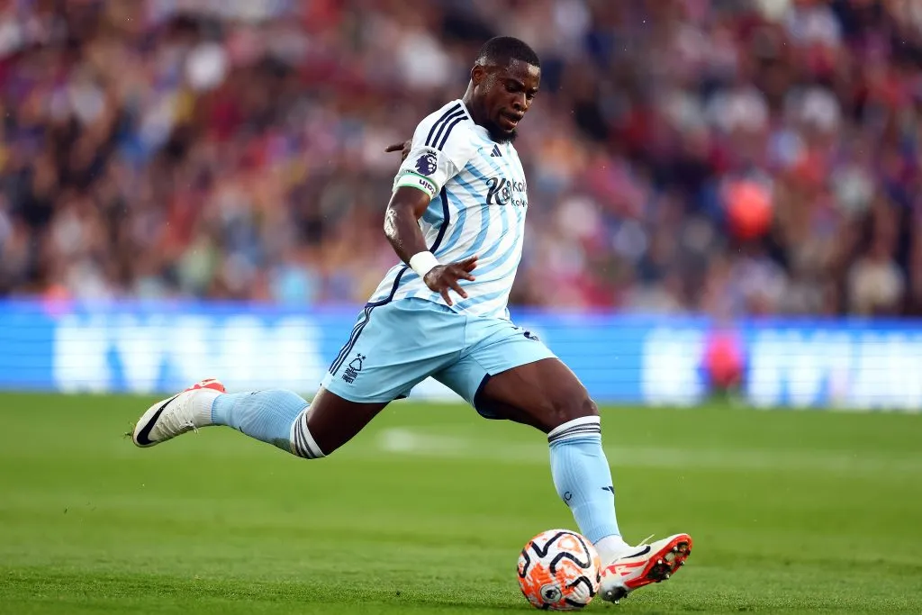 Serge Aurier nos tempos de Nottingham Forest durante partida válida pela Premier League. (Photo by Bryn Lennon/Getty Images)