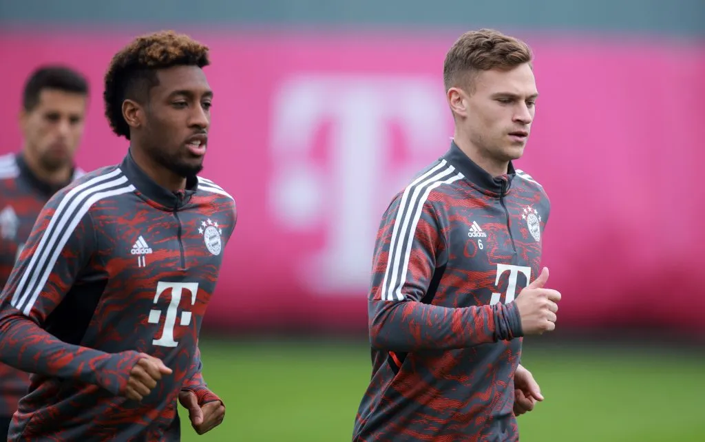   Kingsley Coman (à esquerda) e Joshua Kimmich (à direita), ambos pelo Bayern de Munique e que foram ligados ao Liverpool  Photo by Johannes Simon/Getty Images)