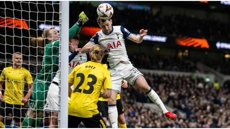 Ben Davies cabeceia para o gol em partida da Europa League diante do Elfsborg. Foto: Sebastian Frej / Alamy Stock Photo