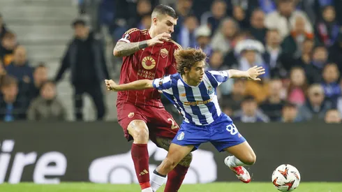 Jogadores de Roma e Porto dividem bola em partida da Europa League. Foto: imageBROKER.com / Alamy Stock Photo