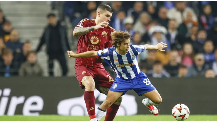 Jogadores de Roma e Porto dividem bola em partida da Europa League. Foto: imageBROKER.com / Alamy Stock Photo