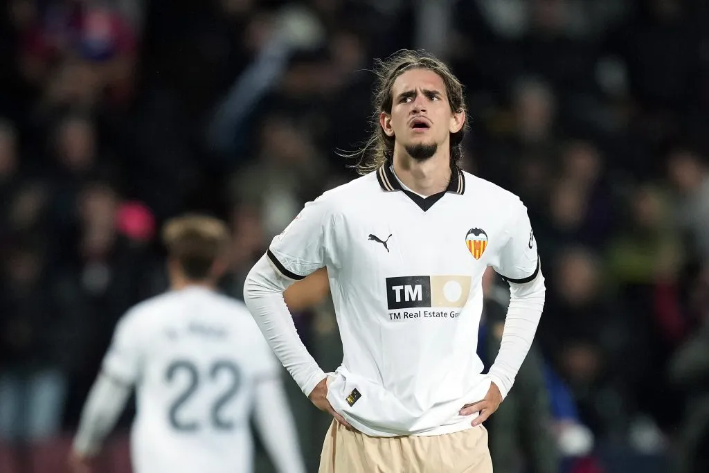 Yarek Gasiorowski, de camisa branca do Valencia, alvo do Real Madrid