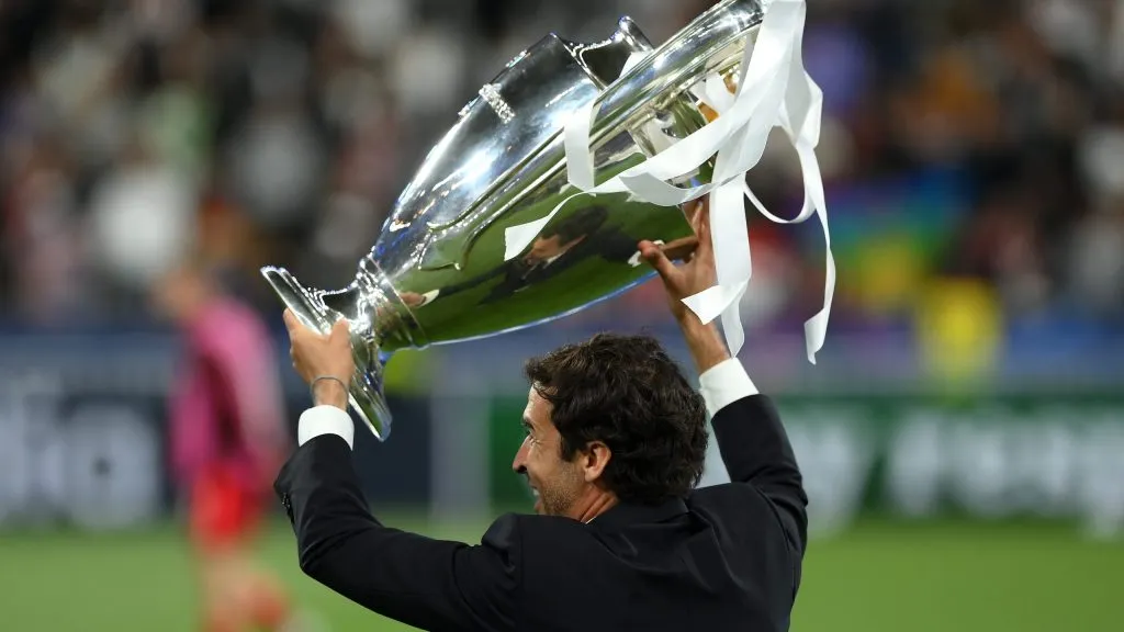Raúl, ídolo do Real Madrid, levando a taça da Champions. Foto: Shaun Botterill/Getty Images