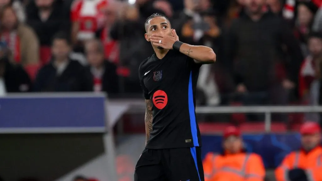 Raphinha, do FC Barcelona, celebra o gol de sua equipe durante o jogo de ida das oitavas de final da UEFA Champions League 2024/25 entre SL Benfica e FC Barcelona no Estádio da Luz em 5 de março de 2025, em Lisboa, Portugal. (Foto de David Ramos/Getty Images)